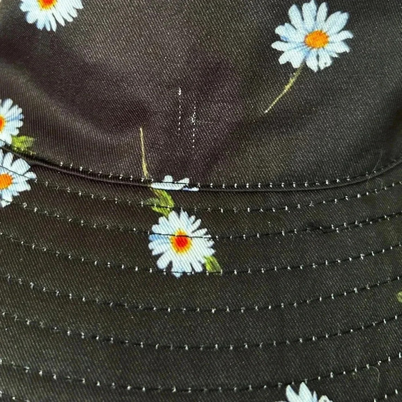 ALICE & OLIVIA Reversible Bucket Hat - White & Black w/Daisies Summer Spring - Picture 7 of 7